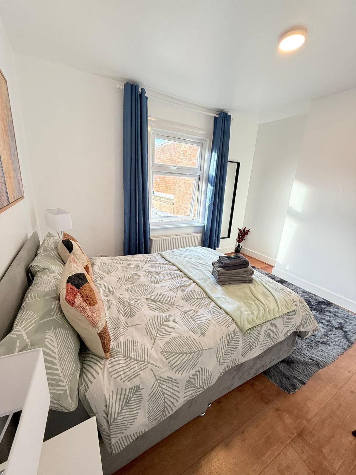 Cricklewood Broadway Guest Home ロンドン エクステリア 写真