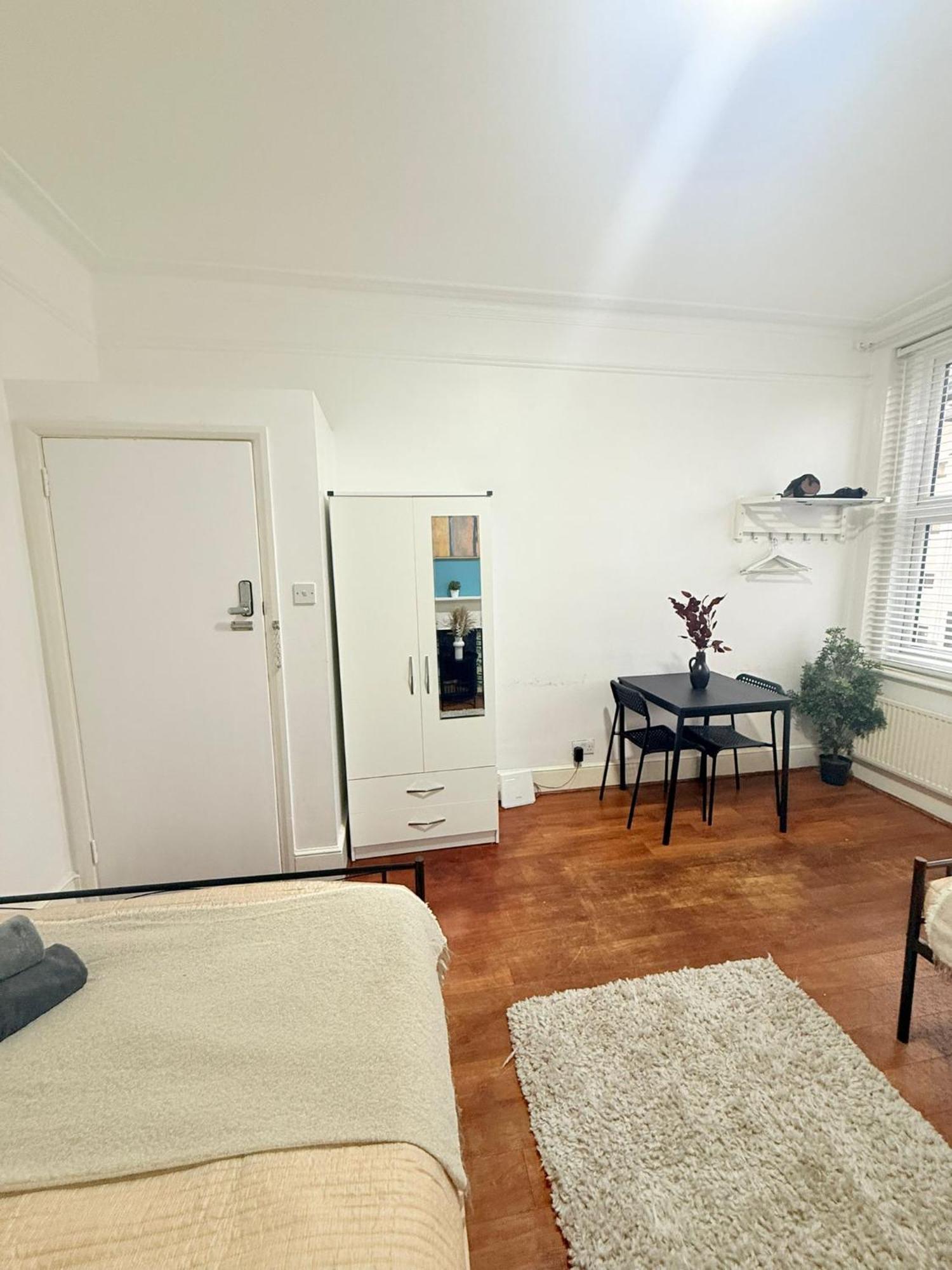 Cricklewood Broadway Guest Home ロンドン エクステリア 写真
